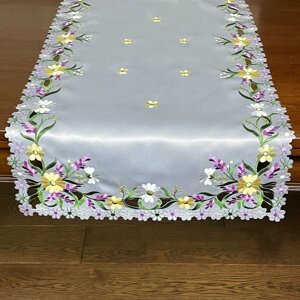 Fehér asztalterítő finom tavaszi virághímzéssel Szélesség: 40 cm | Hosszúság: 160 cm